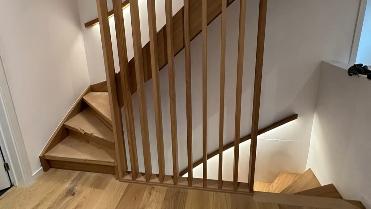 Création d’une cloison intérieure en plaques de plâtre dans une pièce en rénovation