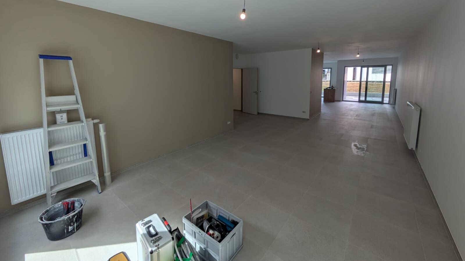 Travaux de peinture intérieure dans une pièce rénovée