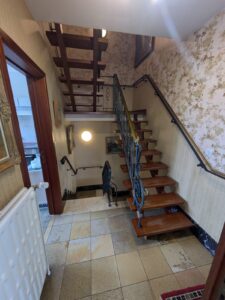 Peinture et rénovation d’escalier en bois à Charleroi – Bigjo Company
