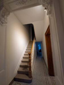 Peinture et rénovation d’escalier en bois à Charleroi – Bigjo Company
