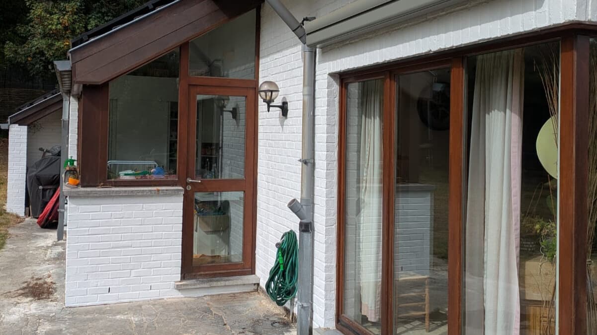 Travaux de peinture extérieure sur façade de maison