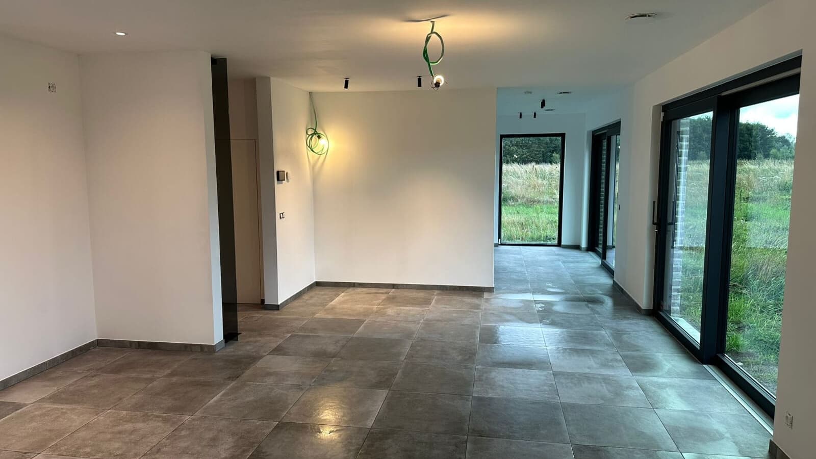 Décoration intérieure moderne avec aménagement et éléments design